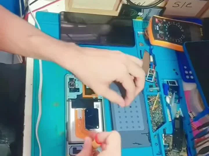 Manutenção da placa de um Samsung Galaxy A71 com multímetro na bancada da Startech