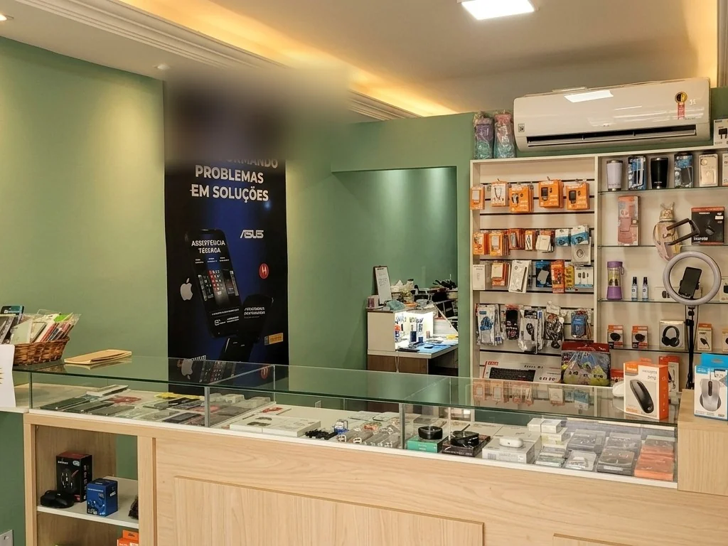 Atendimento no balcão — interior da loja da Startech Soluções, assistência técnica na Aldeota, Fortaleza