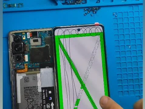 Troca de display de Samsung Galaxy S20 FE aberta na bancada da Startech