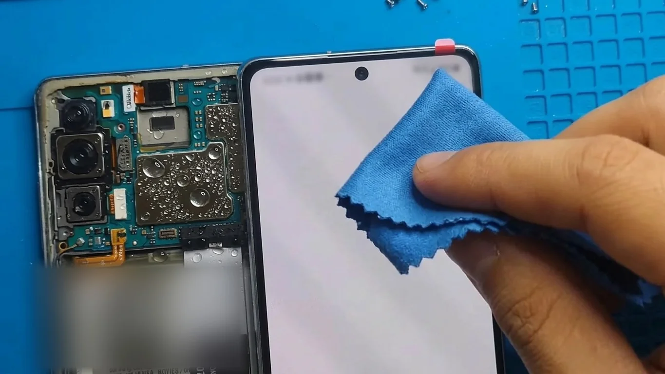 Celular com dano por líquido em reparo na Startech Soluções, assistência técnica na Aldeota, Fortaleza